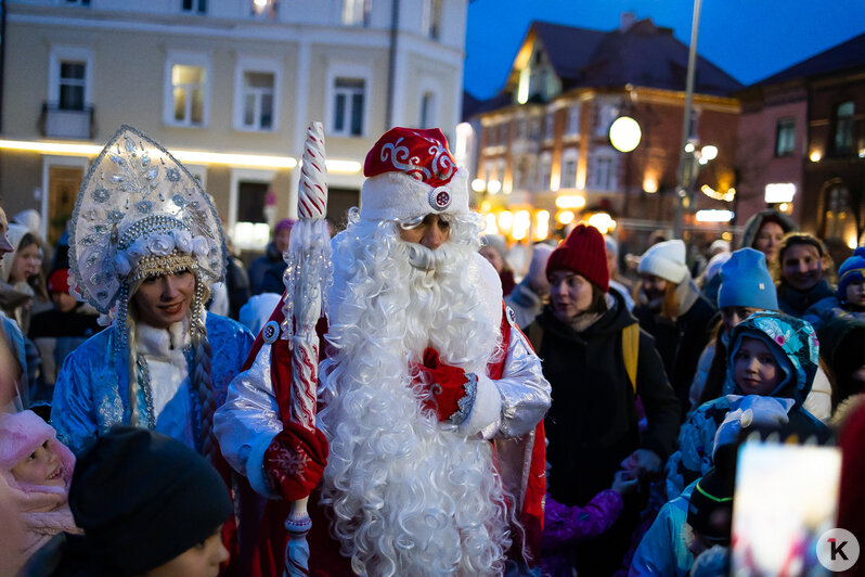 В Зеленоградске парад в честь Деда Мороза собрал толпы зрителей (фоторепортаж) - Новости Калининграда | Фото: Александр Подгорчук / «Клопс»