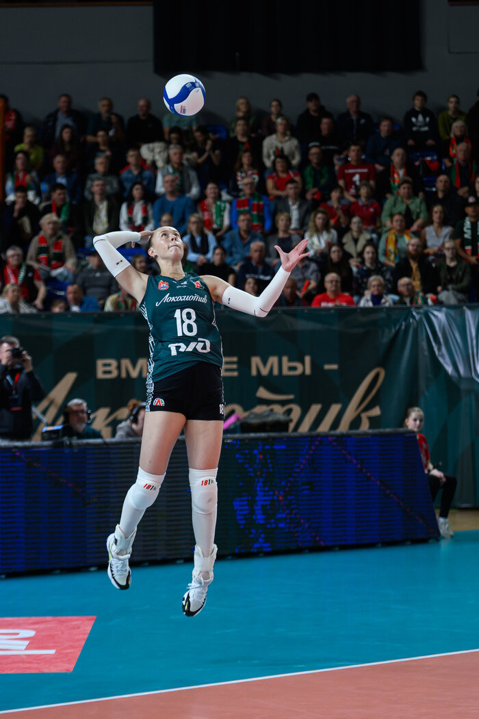 Вторая партия началась с того, что на подачах Веры Костючик. | Фото: архив «СК»