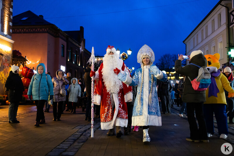 В Зеленоградске парад в честь Деда Мороза собрал толпы зрителей (фоторепортаж) - Новости Калининграда | Фото: Александр Подгорчук / «Клопс»