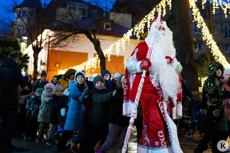В Зеленоградске парад в честь Деда Мороза собрал толпы зрителей (фоторепортаж) - Новости Калининграда | Фото: Александр Подгорчук / «Клопс»