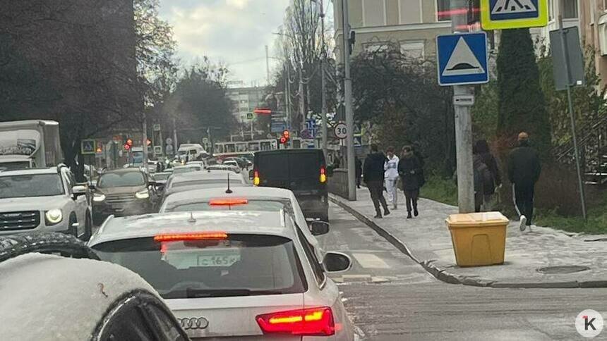 Во всём виноваты умные люди: калининградец показал, почему на Фрунзе образуются пробки (фото) - Новости Калининграда | Фото читателя