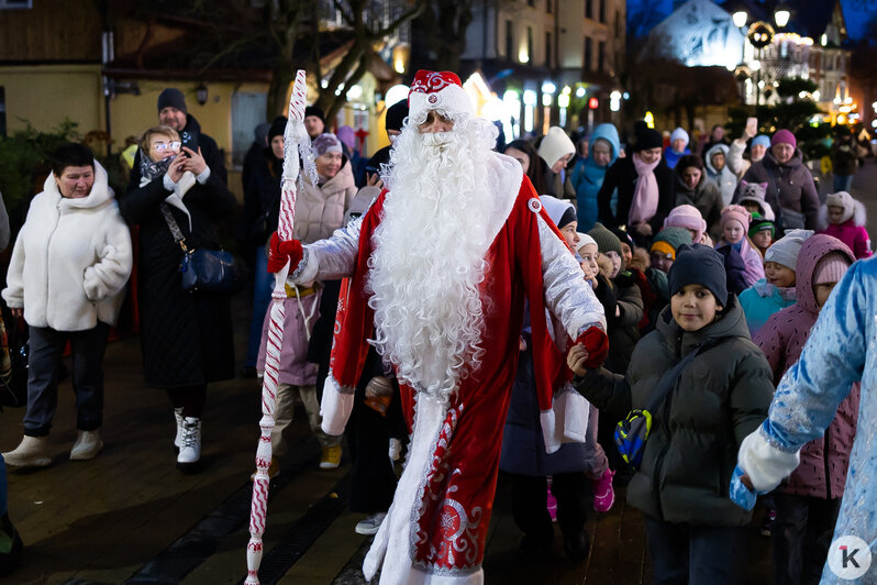 В Зеленоградске парад в честь Деда Мороза собрал толпы зрителей (фоторепортаж) - Новости Калининграда | Фото: Александр Подгорчук / «Клопс»