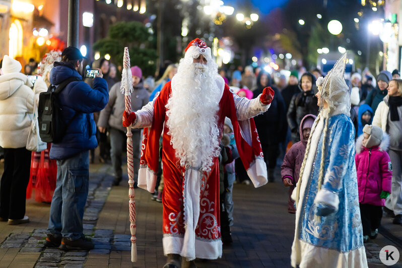 В Зеленоградске парад в честь Деда Мороза собрал толпы зрителей (фоторепортаж) - Новости Калининграда | Фото: Александр Подгорчук / «Клопс»