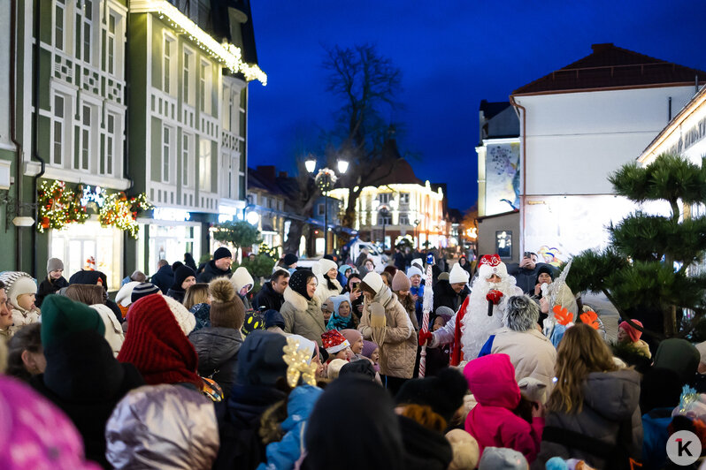 В Зеленоградске парад в честь Деда Мороза собрал толпы зрителей (фоторепортаж) - Новости Калининграда | Фото: Александр Подгорчук / «Клопс»