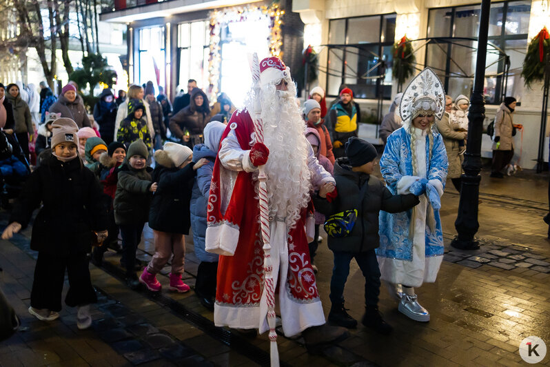 В Зеленоградске парад в честь Деда Мороза собрал толпы зрителей (фоторепортаж) - Новости Калининграда | Фото: Александр Подгорчук / «Клопс»