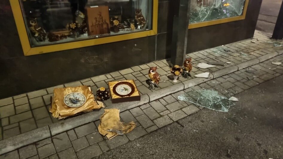 Хотел остановить время: в Калининграде мужчина пробрался в ювелирный магазин, чтобы украсть часы (видео) - Новости Калининграда | Фото: Росгвардия