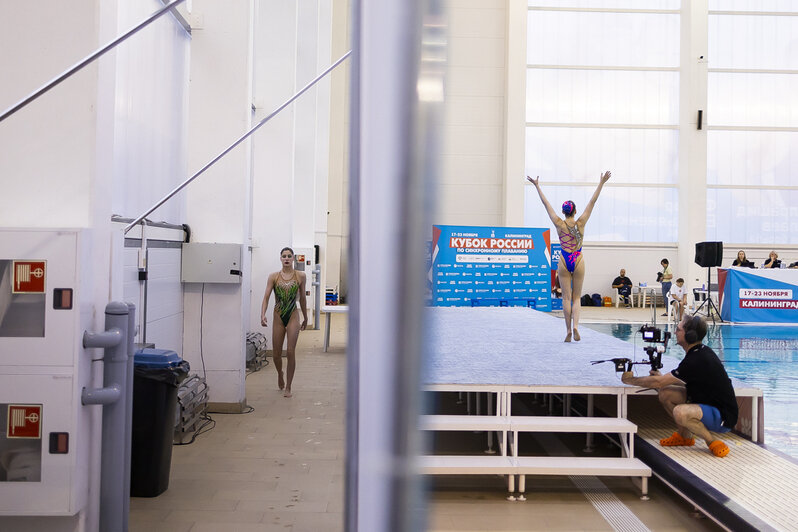 От прищепки до заколки: в Калининграде прошёл Кубок России по синхронному плаванию (фоторепортаж) - Новости Калининграда | Фото: Александр Подгорчук / «Клопс»