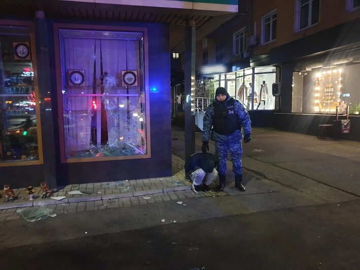 Хотел остановить время: в Калининграде мужчина пробрался в ювелирный магазин, чтобы украсть часы (видео) - Новости Калининграда | Фото: Росгвардия