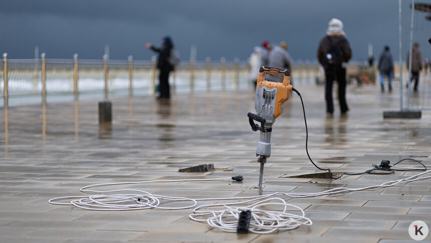Лужи, стройка и лавочки-гиганты: как выглядит променад в Зеленоградске, который должны вот-вот открыть (фото) - Новости Калининграда | Фото: Александр Подгорчук / «Клопс»