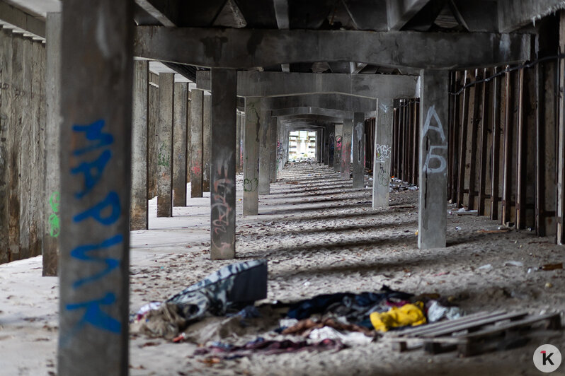 Лужи, стройка и лавочки-гиганты: как выглядит променад в Зеленоградске, который должны вот-вот открыть (фото) - Новости Калининграда | Фото: Александр Подгорчук / «Клопс»