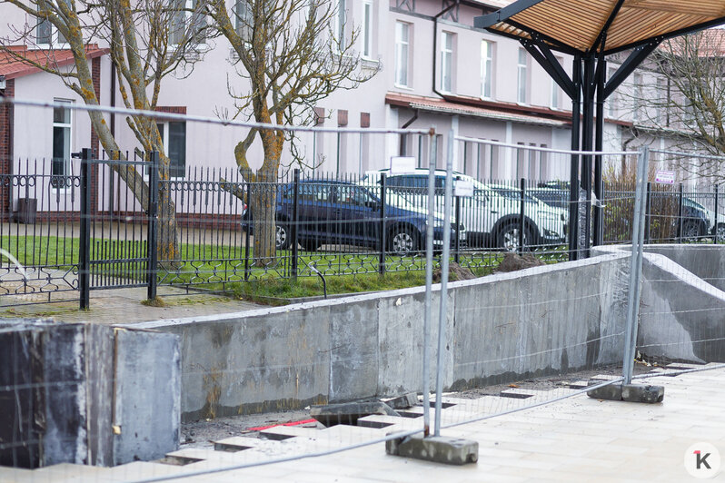 Лужи, стройка и лавочки-гиганты: как выглядит променад в Зеленоградске, который должны вот-вот открыть (фото) - Новости Калининграда | Фото: Александр Подгорчук / «Клопс»