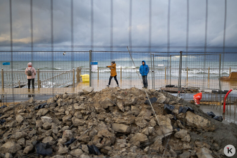 Лужи, стройка и лавочки-гиганты: как выглядит променад в Зеленоградске, который должны вот-вот открыть (фото) - Новости Калининграда | Фото: Александр Подгорчук / «Клопс»