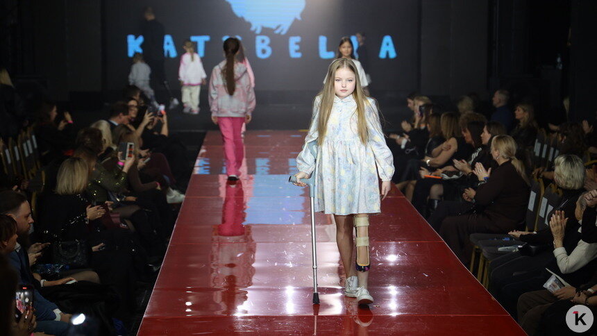 По подиуму на протезе: девятилетняя калининградка приняла участие в инклюзивном показе мод в Москве (фото)   - Новости Калининграда | Фото: Юлия Авраева /   Volga Fashion Week