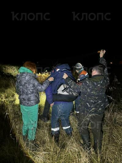 Спасатель МЧС пронёс пенсионера на спине около 300 метров  | Фото: ПСО «Запад»