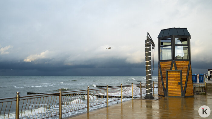 Лужи, стройка и лавочки-гиганты: как выглядит променад в Зеленоградске, который должны вот-вот открыть (фото) - Новости Калининграда | Фото: Александр Подгорчук / «Клопс»