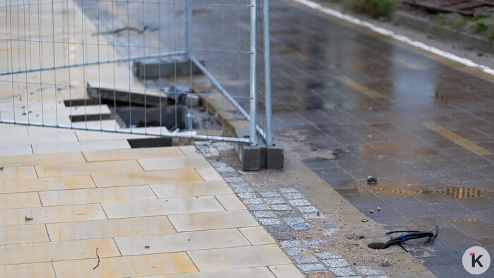 Лужи, стройка и лавочки-гиганты: как выглядит променад в Зеленоградске, который должны вот-вот открыть (фото) - Новости Калининграда | Фото: Александр Подгорчук / «Клопс»