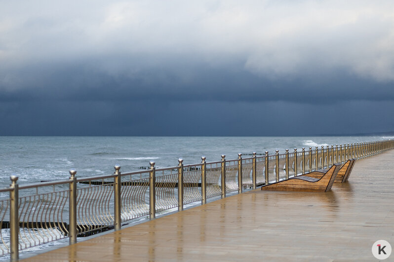 Лужи, стройка и лавочки-гиганты: как выглядит променад в Зеленоградске, который должны вот-вот открыть (фото) - Новости Калининграда | Фото: Александр Подгорчук / «Клопс»