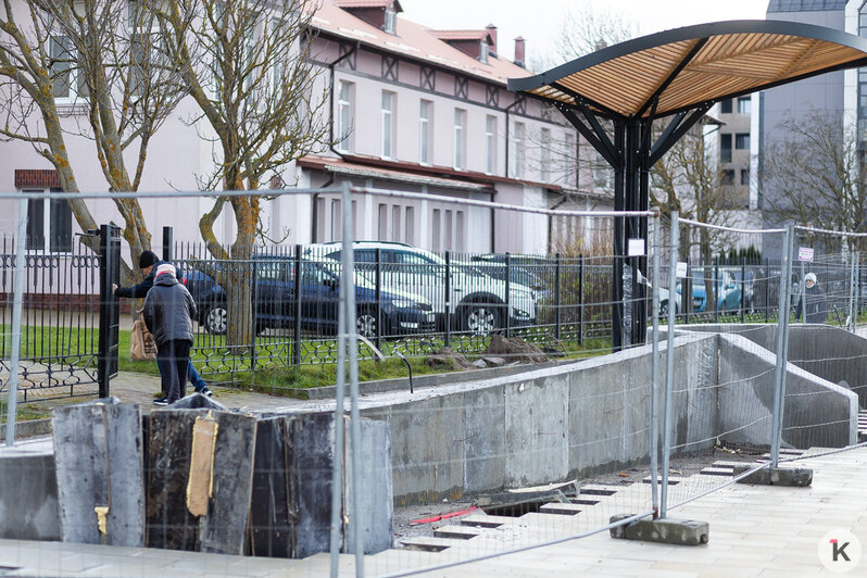 Лужи, стройка и лавочки-гиганты: как выглядит променад в Зеленоградске, который должны вот-вот открыть (фото) - Новости Калининграда | Фото: Александр Подгорчук / «Клопс»