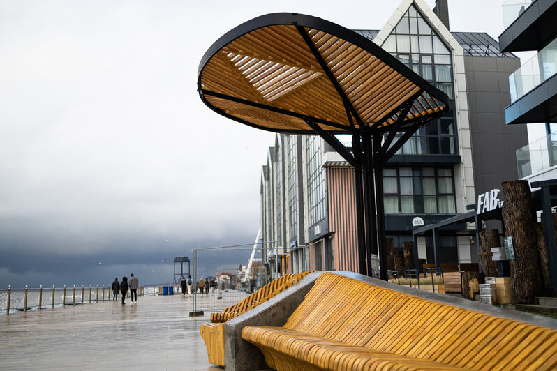 Лужи, стройка и лавочки-гиганты: как выглядит променад в Зеленоградске, который должны вот-вот открыть (фото) - Новости Калининграда | Фото: Александр Подгорчук / «Клопс»