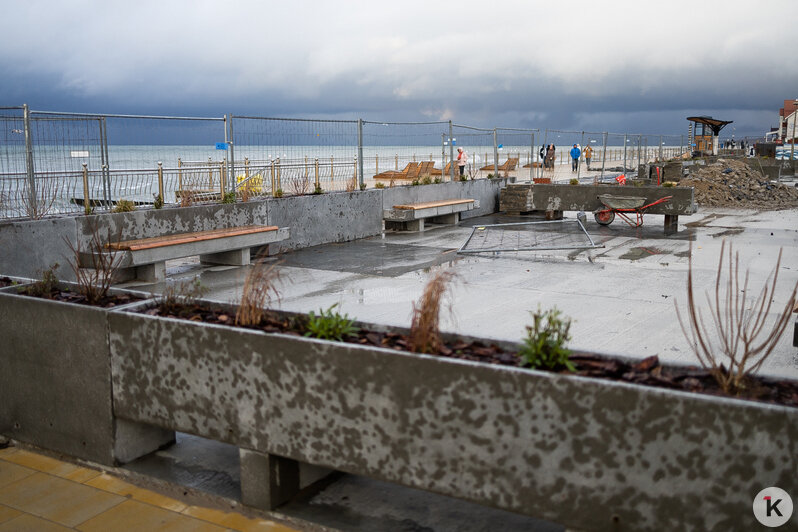 Лужи, стройка и лавочки-гиганты: как выглядит променад в Зеленоградске, который должны вот-вот открыть (фото) - Новости Калининграда | Фото: Александр Подгорчук / «Клопс»