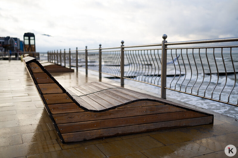 Лужи, стройка и лавочки-гиганты: как выглядит променад в Зеленоградске, который должны вот-вот открыть (фото) - Новости Калининграда | Фото: Александр Подгорчук / «Клопс»