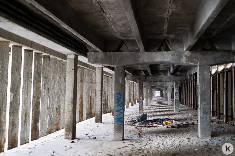 Лужи, стройка и лавочки-гиганты: как выглядит променад в Зеленоградске, который должны вот-вот открыть (фото) - Новости Калининграда | Фото: Александр Подгорчук / «Клопс»