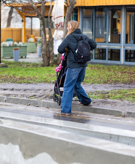 Лужи, стройка и лавочки-гиганты: как выглядит променад в Зеленоградске, который должны вот-вот открыть (фото) - Новости Калининграда | Фото: Александр Подгорчук / «Клопс»
