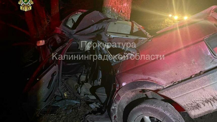 Разбитая машина, где погибли муж и жена  | Фото: Прокуратура Калининградской области