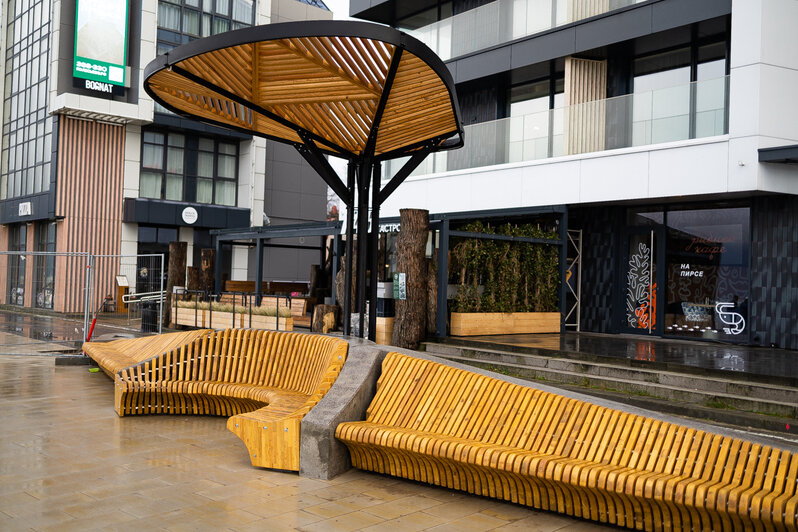 Лужи, стройка и лавочки-гиганты: как выглядит променад в Зеленоградске, который должны вот-вот открыть (фото) - Новости Калининграда | Фото: Александр Подгорчук / «Клопс»