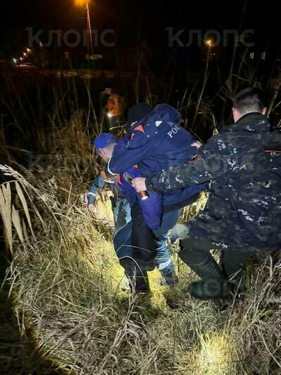 Спасатель МЧС пронёс пенсионера на спине около 300 метров  | Фото: ПСО «Запад»