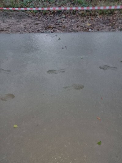 Гости Куршской косы продолжают топтаться по строящейся велодорожке, несмотря на просьбы нацпарка - Новости Калининграда | Фото: телеграм-канал национального парка «Куршская коса»