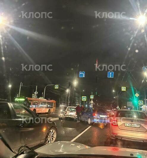 В Калининграде на Советском проспекте столкнулись два автомобиля - Новости Калининграда