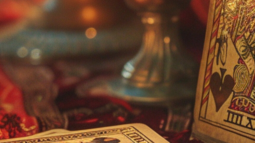 Скорпионы могут сказать лишнего, а Водолеев ждёт счастливая возможность: таро-расклад на пятницу, 21 ноября   - Новости Калининграда | Иллюстрация: Александр Скачко / «Клопс»