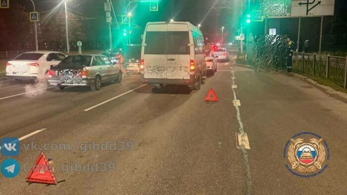 В Калининграде на Московском проспекте столкнулись автомобиль и маршрутка - Новости Калининграда | Фото: ГАИ