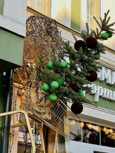 В Зеленоградске владельцы кафе и магазинов не отказали властям в просьбе украсить свои заведения к Новому году (фото)  - Новости Калининграда | Фото: администрация Зеленоградска