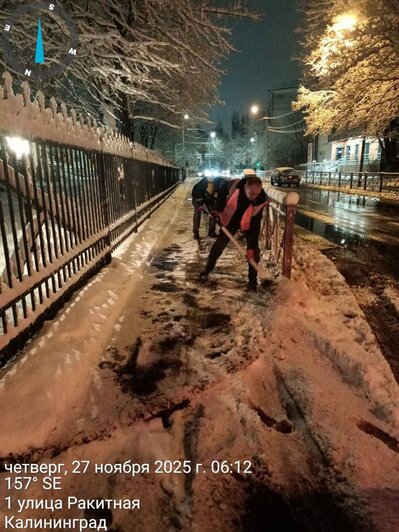 Дорожники работали на заснеженных улицах Калининграда всю ночь, к 4:00 вышли дворники — Дятлова - Новости Калининграда | Фото: телеграм-канал главы администрации Калининграда Елены Дятловой