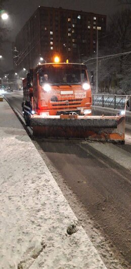 Дорожники работали на заснеженных улицах Калининграда всю ночь, к 4:00 вышли дворники — Дятлова - Новости Калининграда | Фото: телеграм-канал главы администрации Калининграда Елены Дятловой