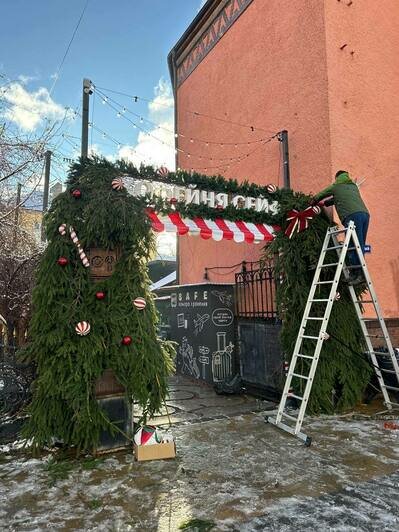 В Зеленоградске владельцы кафе и магазинов не отказали властям в просьбе украсить свои заведения к Новому году (фото)  - Новости Калининграда | Фото: администрация Зеленоградска