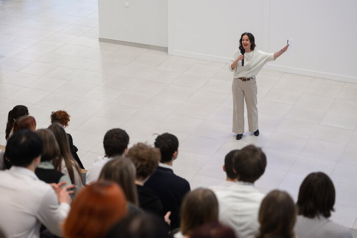 Доцент Высшей школы коммуникаций и креативных дисциплин Юлия Шкуркина провела мастер-класс. | Фото: Александр Мелехов