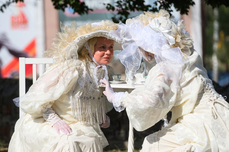 Улицы стали театральной сценой | Фото: Александр Мелехов