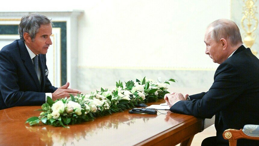 Рафаэль Гросси (слева) на встрече с Владимиром Путиным | Фото: официальный сайт МАГАТЭ