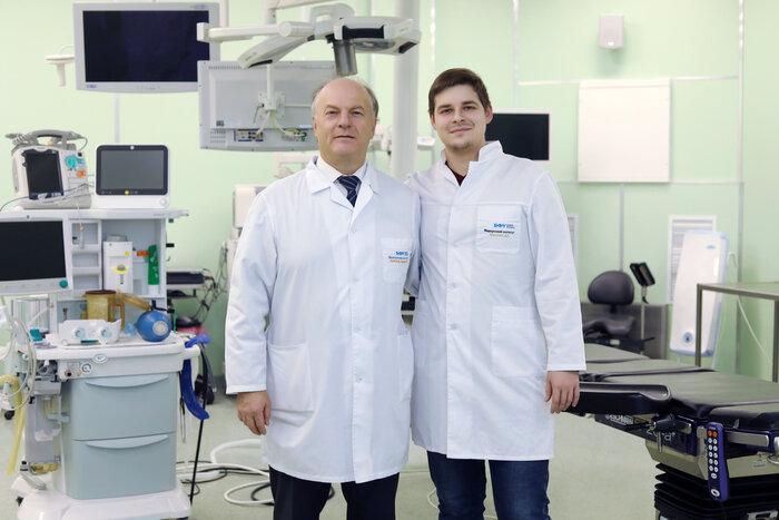 Сергей Коренев с сыном, который выбрал профессию хирурга. | Фото: архив героя публикации