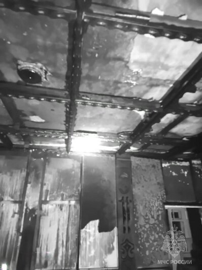 В Светлогорске в одноэтажном доме сгорела комната, пожарные не дали огню охватить соседние помещения - Новости Калининграда | Фото: МЧС Калининградской области 