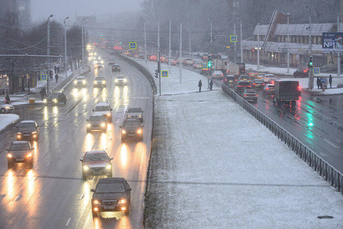 Для автомобилистов снегопад - отдельное испытание. | Фото: Александр Мелехов