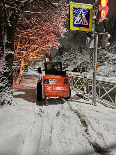 Дорожники работали на заснеженных улицах Калининграда всю ночь, к 4:00 вышли дворники — Дятлова - Новости Калининграда | Фото: телеграм-канал главы администрации Калининграда Елены Дятловой