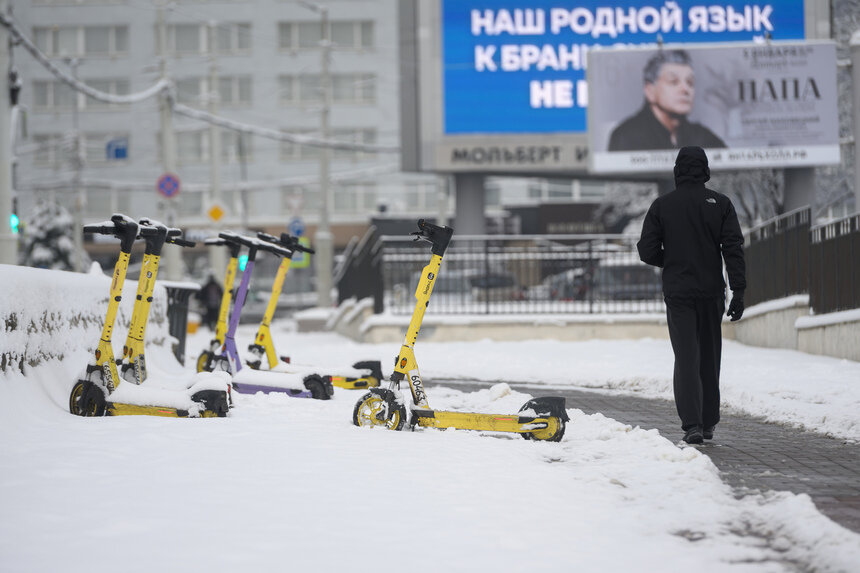 В Калининграде даже зимой у электросамокатов много пользователей. | Фото: Александр Мелехов