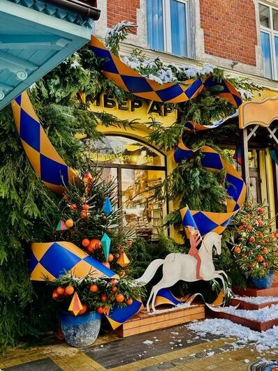 В Зеленоградске владельцы кафе и магазинов не отказали властям в просьбе украсить свои заведения к Новому году (фото)  - Новости Калининграда | Фото: администрация Зеленоградска