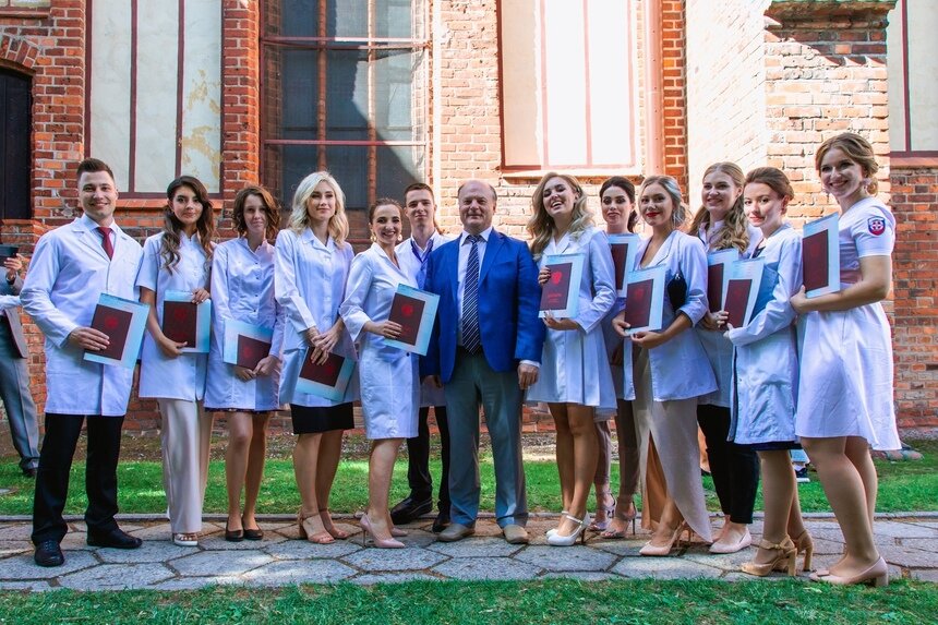 Выпускники с красными дипломами - фото на память. | Фото: архив героя публикации