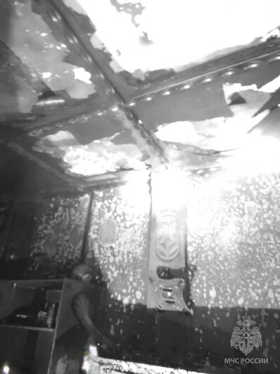 В Светлогорске в одноэтажном доме сгорела комната, пожарные не дали огню охватить соседние помещения - Новости Калининграда | Фото: МЧС Калининградской области 