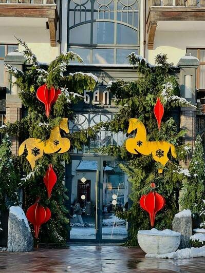 В Зеленоградске владельцы кафе и магазинов не отказали властям в просьбе украсить свои заведения к Новому году (фото)  - Новости Калининграда | Фото: администрация Зеленоградска